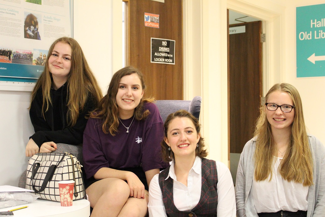 Image of students to illustrate link to 'Leavers destinations' page