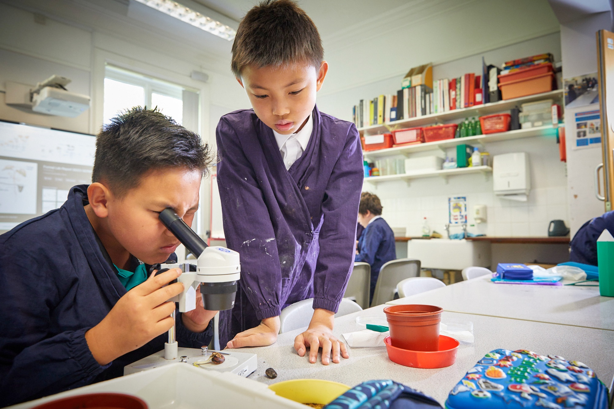 Image of pupils in science class to illustrate link to 'Integrated learning' page