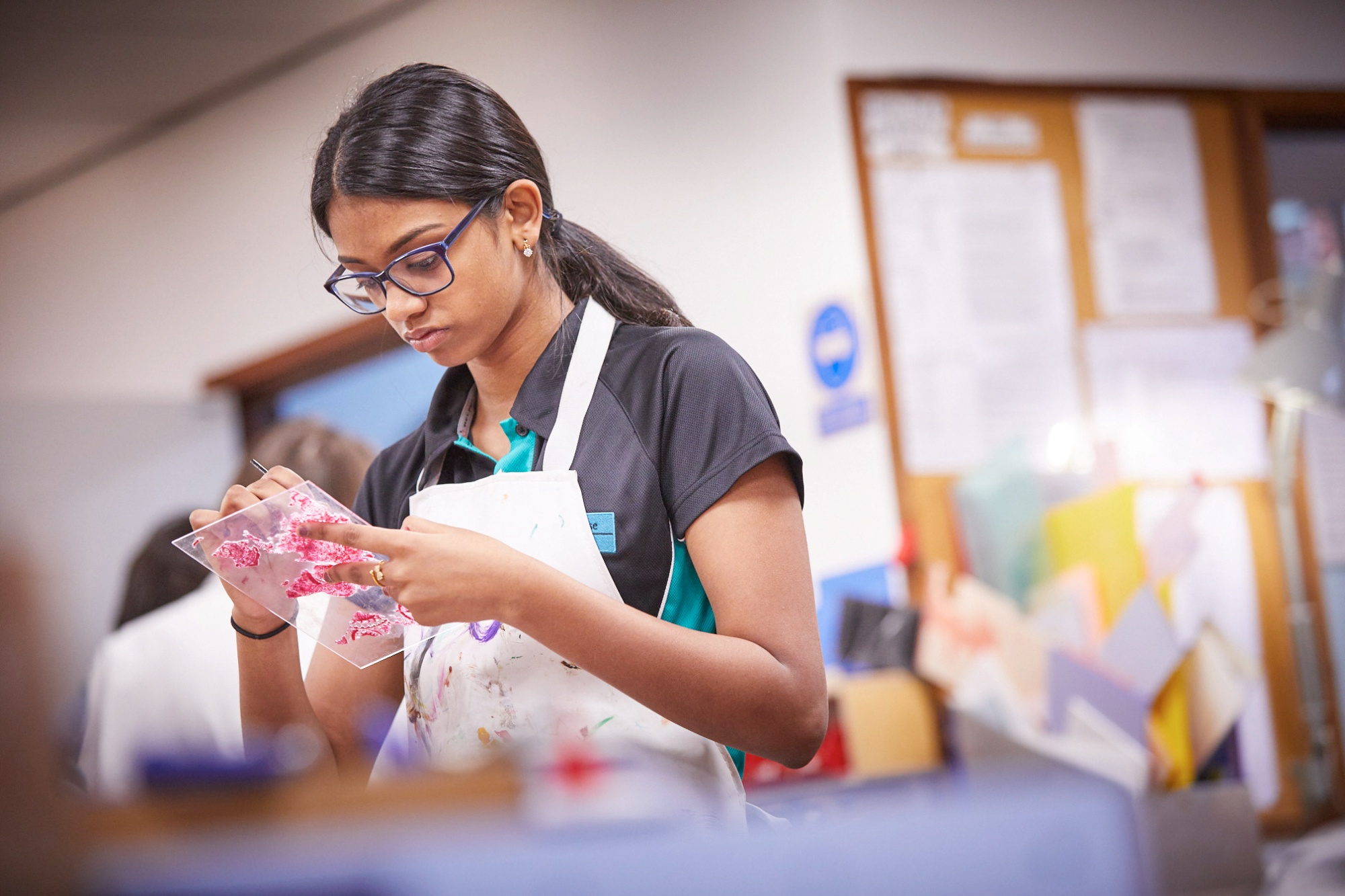 Image of student in art class to illustrate link to 'learning characteristics' page