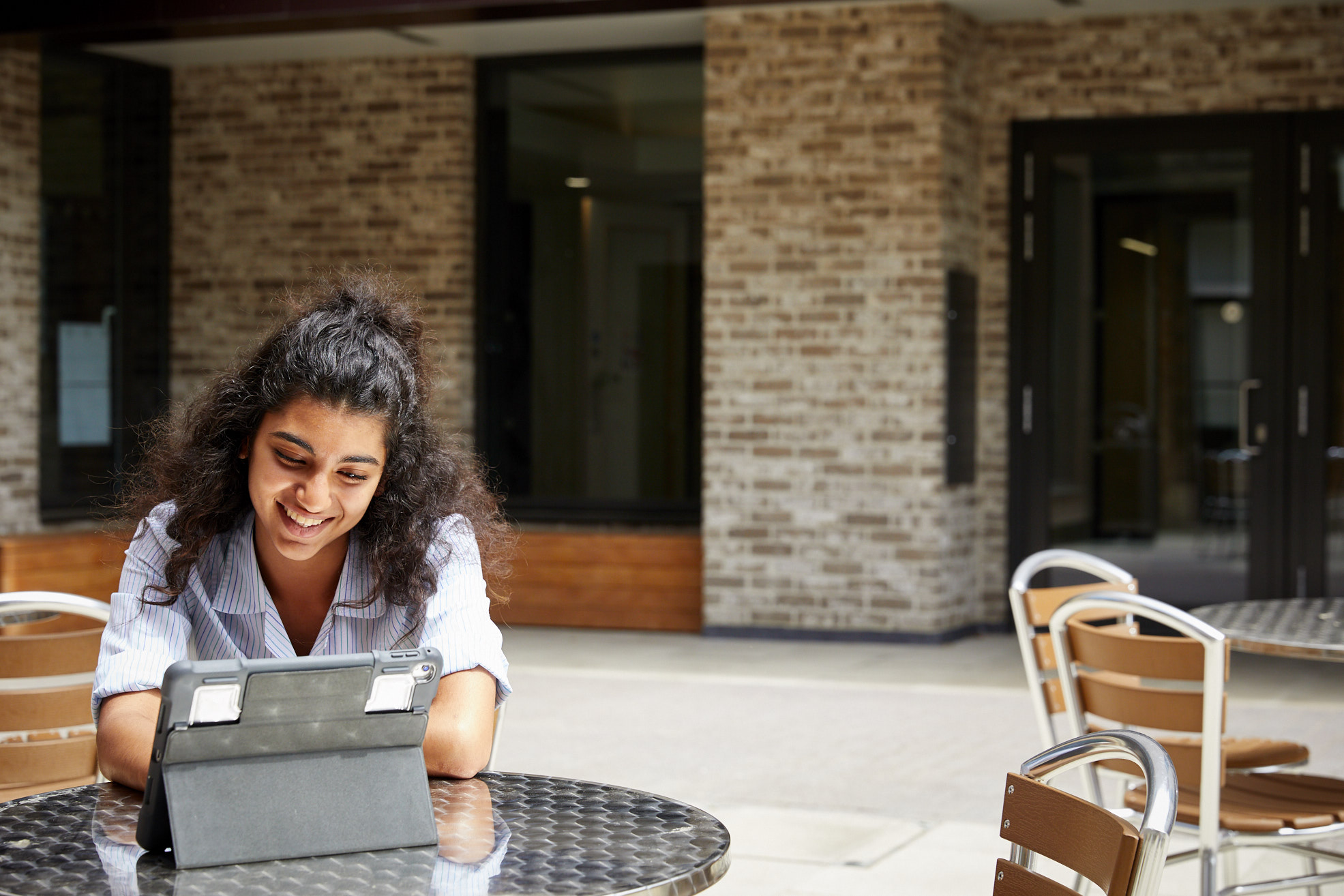 Student using ipad